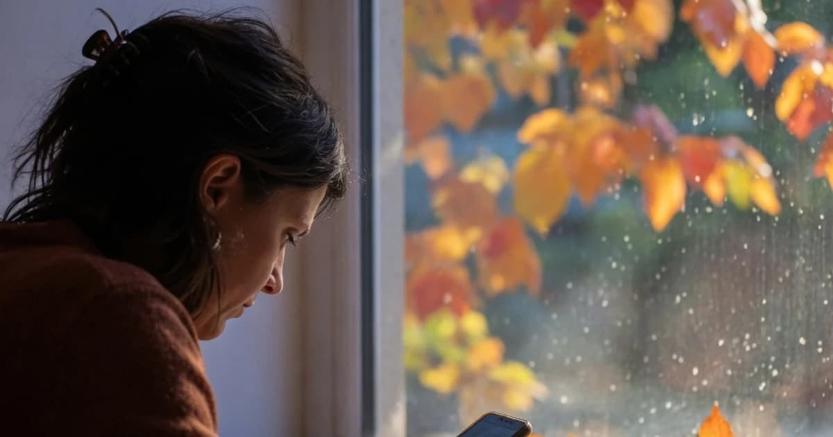 Persona comprobando en el móvil si ha cobrado el paro en noviembre